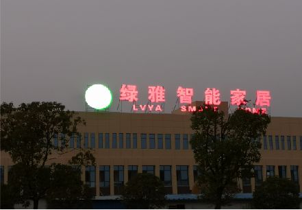 天峨楼顶冲孔发光字是怎么安装的?